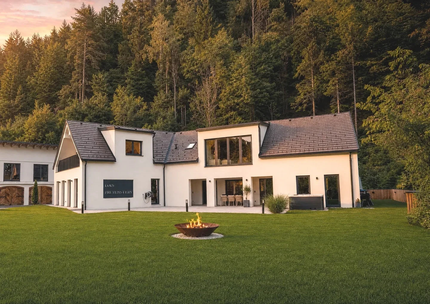 Das Freyenstein in der Abendsonne mit brennender Feuerstelle