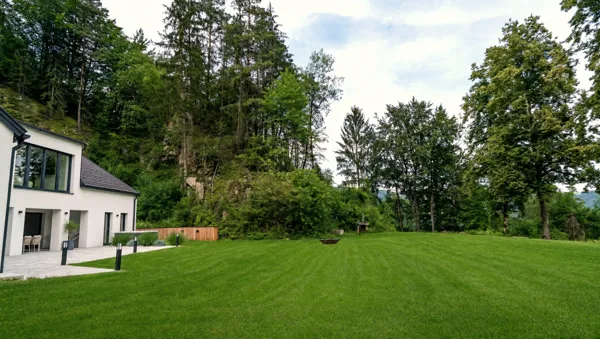 Weitläufiger Garten mit Blick auf das Haus