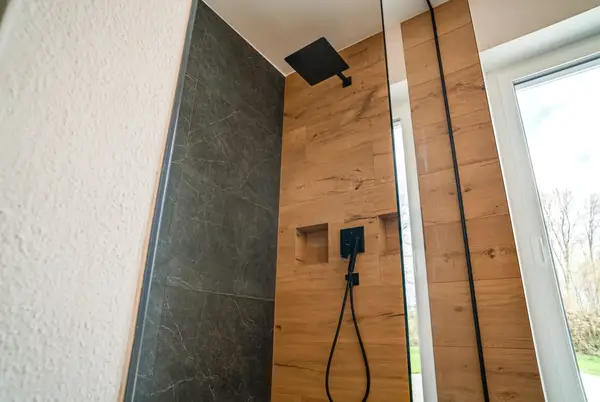 Badezimmer mit Glasdusche