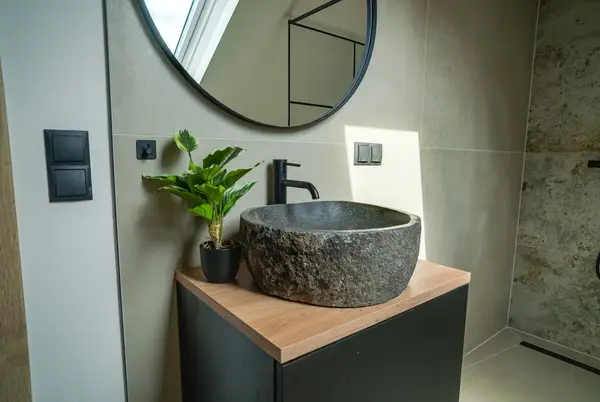 Elegantes Bad mit Steinwaschbecken