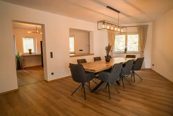 Esszimmer mit großer Holztafel