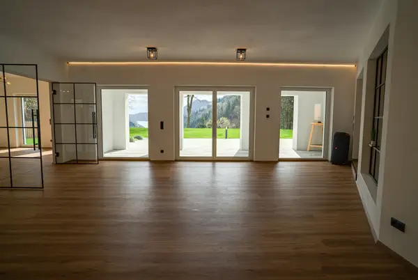 Großer Gemeinschaftsraum mit Glasfront und Donaublick