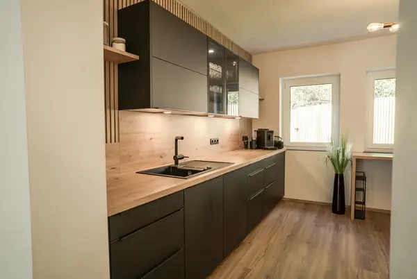 Designküche mit Holzlamellenverkleidung