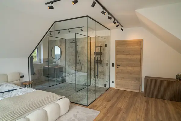 Schlafzimmer mit Sitzecke