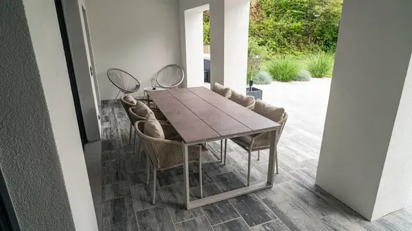 Überdachte Terrasse mit Esstisch