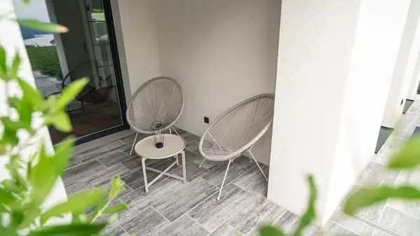 Terrasse mit Loungesesseln