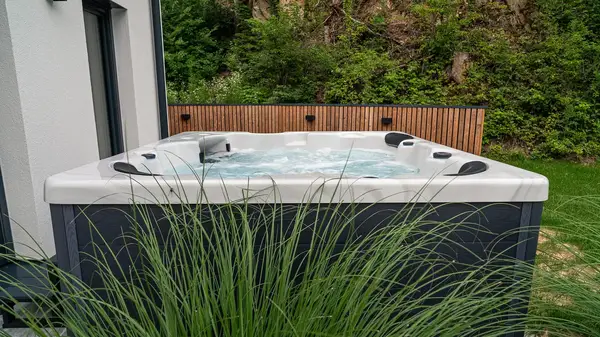 Whirlpool umgeben von Ziergräsern