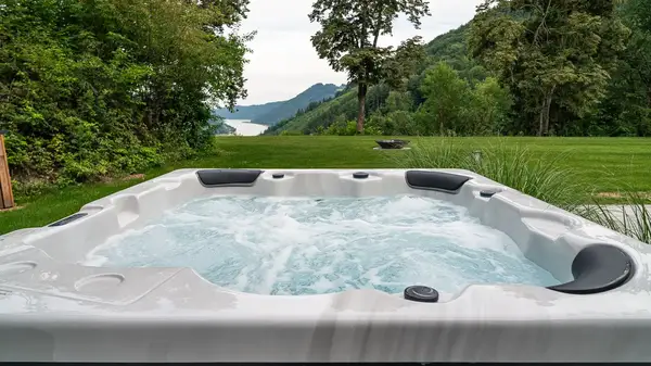 Außen-Whirlpool mit Talblick