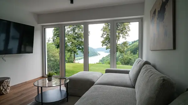 Wohnzimmer mit Panoramafenstern und Donaublick