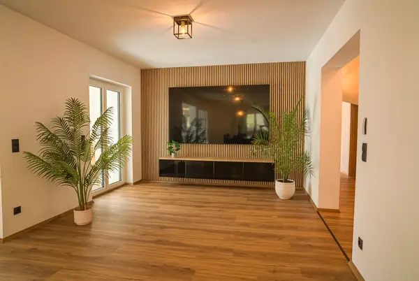 Wohnzimmer mit Holzlamellenwand